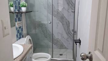 Apartment, 3 Bedrooms, Accessible, Pool View | Bathroom
