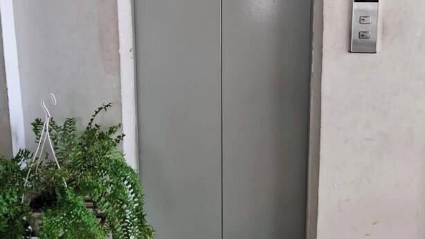 An elevator with a digital display showing the number 3, a sign above it reading 'PISO-3', and two safety signs on the wall. - Charming 3 Bedroom Apartment in San Miguelito, Panama City (San Miguelito)