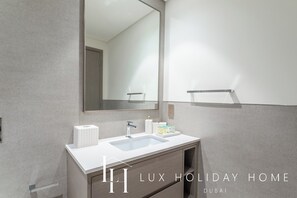 Leilighet, balkong, byutsikt | Bad