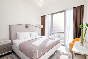 Leilighet, balkong, byutsikt | Blendingsgardiner, strykejern/-brett og wi-fi (inkludert)