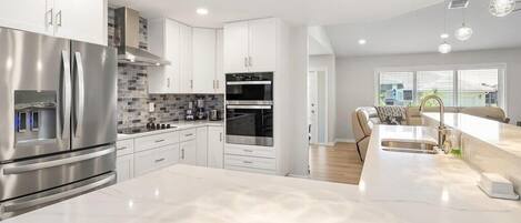 Kühlschrank, Mikrowelle, Ofen, Geschirrspüler