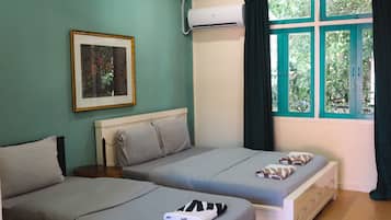 Triple Room, Non Smoking | Desk, free WiFi