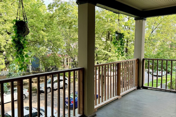 تلفزيون ذكي، برامج وأفلام نتفليكس، هولو، كُتُب