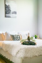 Exclusive-Haus, Nichtraucher | Badezimmer | Regendusche, umweltfreundliche Kosmetikartikel, Haartrockner, Handtücher