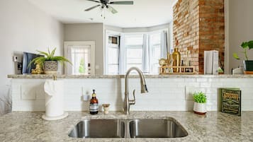 Maison Exclusive, non-fumeurs | Cuisine privée | Grand réfrigérateur, micro-ondes, four, plaque de cuisson