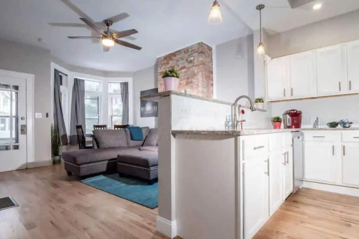 Großer Kühlschrank, Mikrowelle, Ofen, Herdplatte