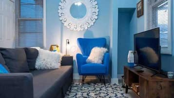 Exclusief huis, huisdieren toegestaan | Woonruimte | Een 55-inch smart-tv met digitale zenders, Netflix en Hulu