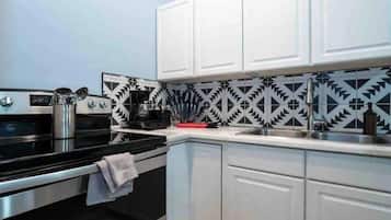 Full-sized fridge, microwave, oven, stovetop