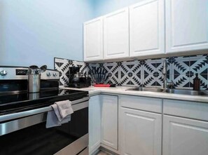 Full-size fridge, microwave, oven, stovetop