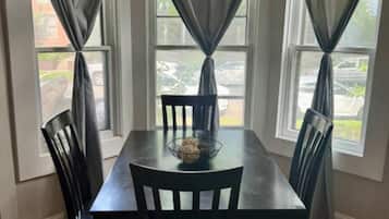 Rumah Eksklusif, Bebas Asap Rokok | Ruang makan