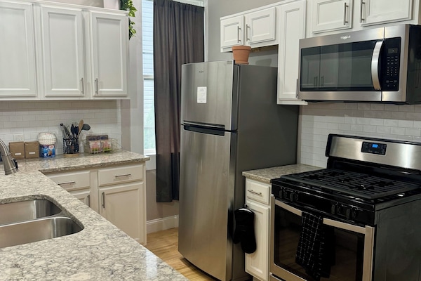 Jungle Aura | Private kitchen | Full-size fridge, microwave, oven, stovetop