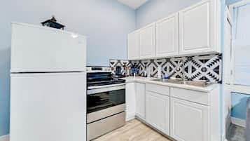 Full-size fridge, microwave, oven, stovetop