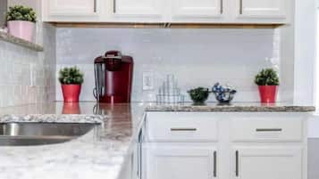 Exclusief huis, niet-roken | Privékeuken | Een koelkast/vriezer, een magnetron, een oven, een kookplaat