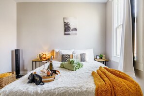 Jungle Aura | Egyptian cotton sheets, premium bedding, memory foam beds, free minibar - Jungle House Boutique Lofts – Downtown Columbus & Short North (Columbus)