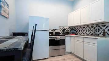 Full-size fridge, microwave, oven, stovetop