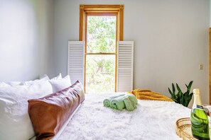 Jungle Cabin | Balcony view - Jungle House Boutique Lofts – Downtown Columbus & Short North (Columbus)