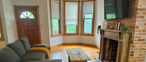 32-tums smart-tv med digitalkanaler, Netflix och Hulu