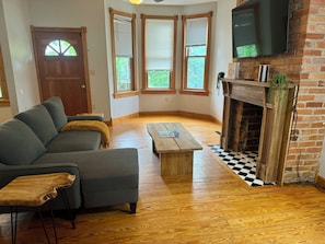 En 55-tommers smart-TV med digitale kanaler samt Netflix og Hulu