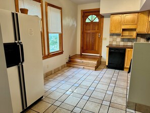 Refrigerador con freezer, microondas, horno, placa de cocina