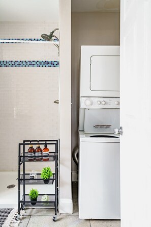 Jungle Aura | Bathroom | Rainfall showerhead, eco-friendly toiletries, hair dryer, towels - Jungle House Boutique Lofts – Downtown Columbus & Short North (Columbus)