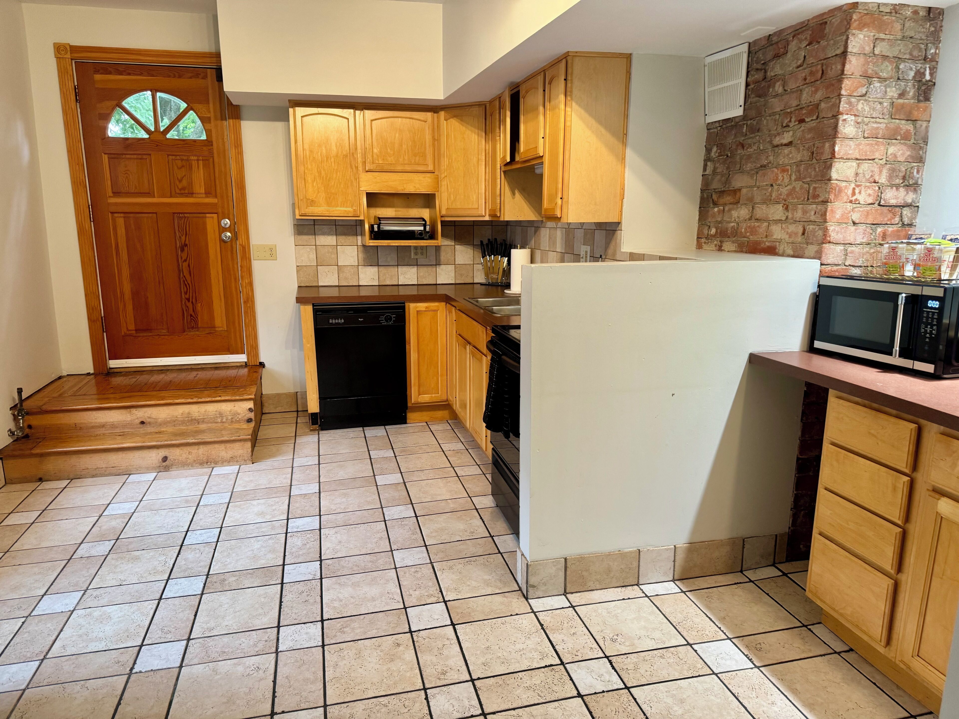 Jungle Cabin | Private kitchen | Full-sized fridge, microwave, oven, stovetop