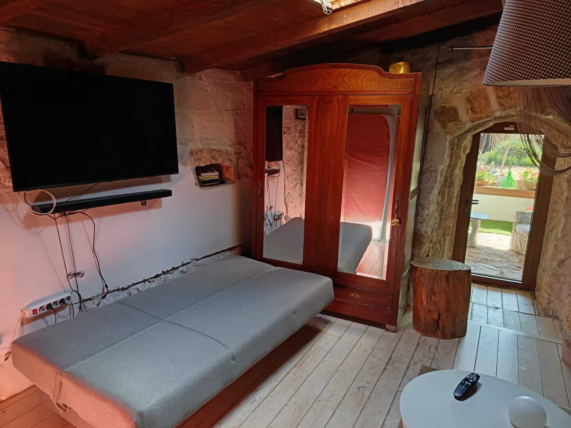 Villa, patio, vista giardino | Area soggiorno | TV a schermo piatto 32 pollici con canali digitali