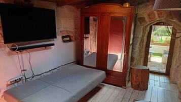 Villa, patio, vista giardino | Area soggiorno | TV a schermo piatto 32 pollici con canali digitali