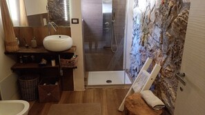 Villa, patio, vue sur le jardin | Salle de bain | Douche, séchoir à cheveux, serviettes fournies