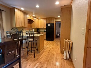 Signature House, 3 Bedrooms, Patio, Mountain View | Private kitchen | Fridge, microwave, oven, stovetop