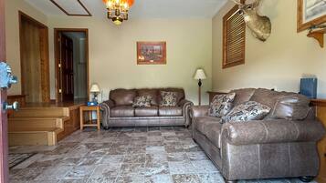 Signature House, 3 Bedrooms, Patio, Mountain View | Living room | 32-inch Smart TV with digital channels