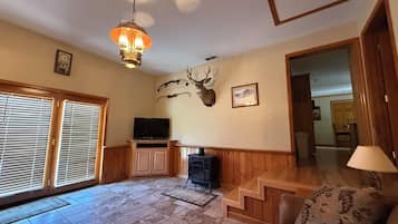 Rumah Khas, 3 kamar tidur, patio, pemandangan gunung | Ruang keluarga | Smart TV 32-inci dengan saluran TV digital