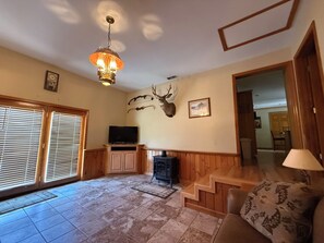 Signature House, 3 Bedrooms, Patio, Mountain View | Living room | 32-inch Smart TV with digital channels