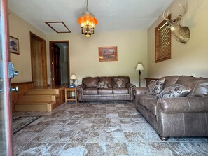 Signature House, 3 Bedrooms, Patio, Mountain View | Living room