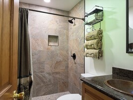 Bañera con ducha, secador de pelo, jabón