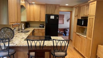 Signature House, 3 Bedrooms, Patio, Mountain View | Private kitchen | Fridge, microwave, oven, stovetop
