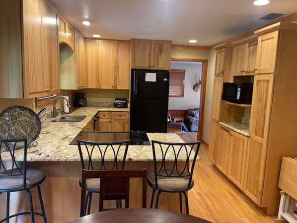 Signature House, 3 Bedrooms, Patio, Mountain View | Private kitchen | Fridge, microwave, oven, stovetop
