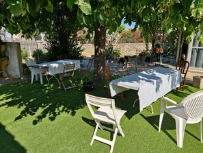 Outdoor dining - Guest House - 'Nature D'Art' with Private Pool, Private Terrace and Wi-Fi (Ruoms)