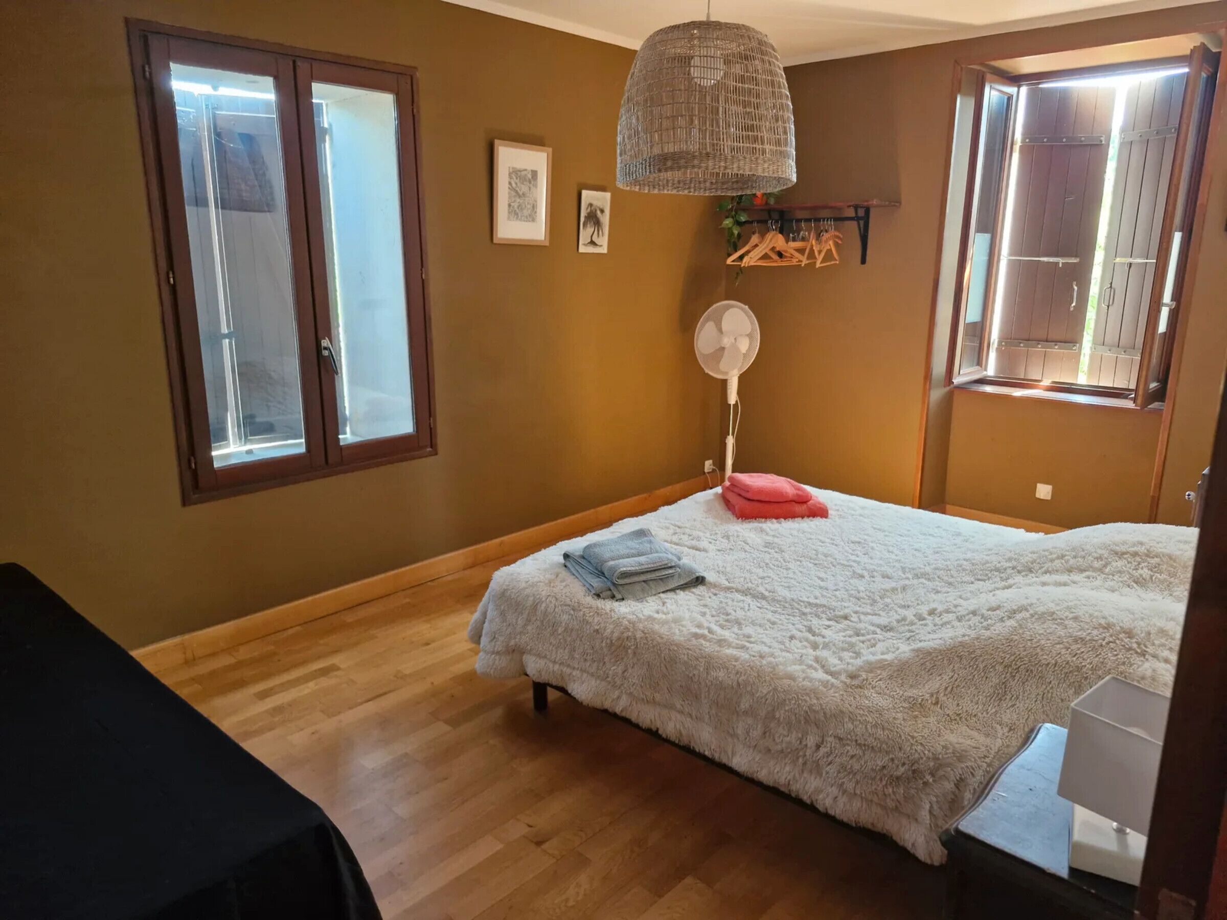 2 habitaciones, tabla de planchar con plancha, wifi y ropa de cama 