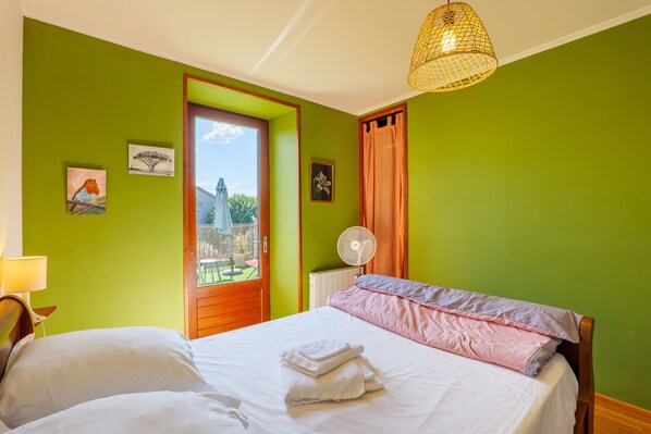 2 chambres, fer et planche à repasser, Wi-Fi, draps fournis