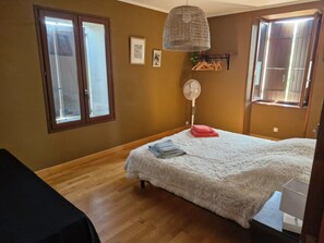 2 habitaciones, tabla de planchar con plancha, wifi y ropa de cama 