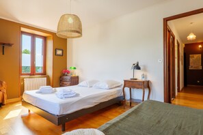 2 chambres, fer et planche à repasser, Wi-Fi, draps fournis