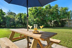 Outdoor dining - Southern Comfort | Minutes to CHS | Grill! (Mt Pleasant)