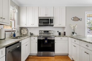 Fridge, microwave, oven, stovetop - Southern Comfort | Minutes to CHS | Grill! (Mt Pleasant)