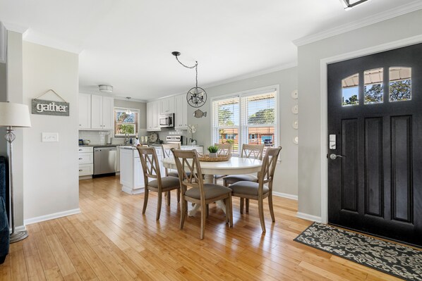 Dining - Southern Comfort | Minutes to CHS | Grill! (Mt Pleasant)