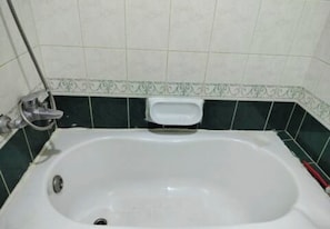 Appartement, plusieurs chambres, accessible aux personnes à mobilité réduite, balcon | Salle de bain
