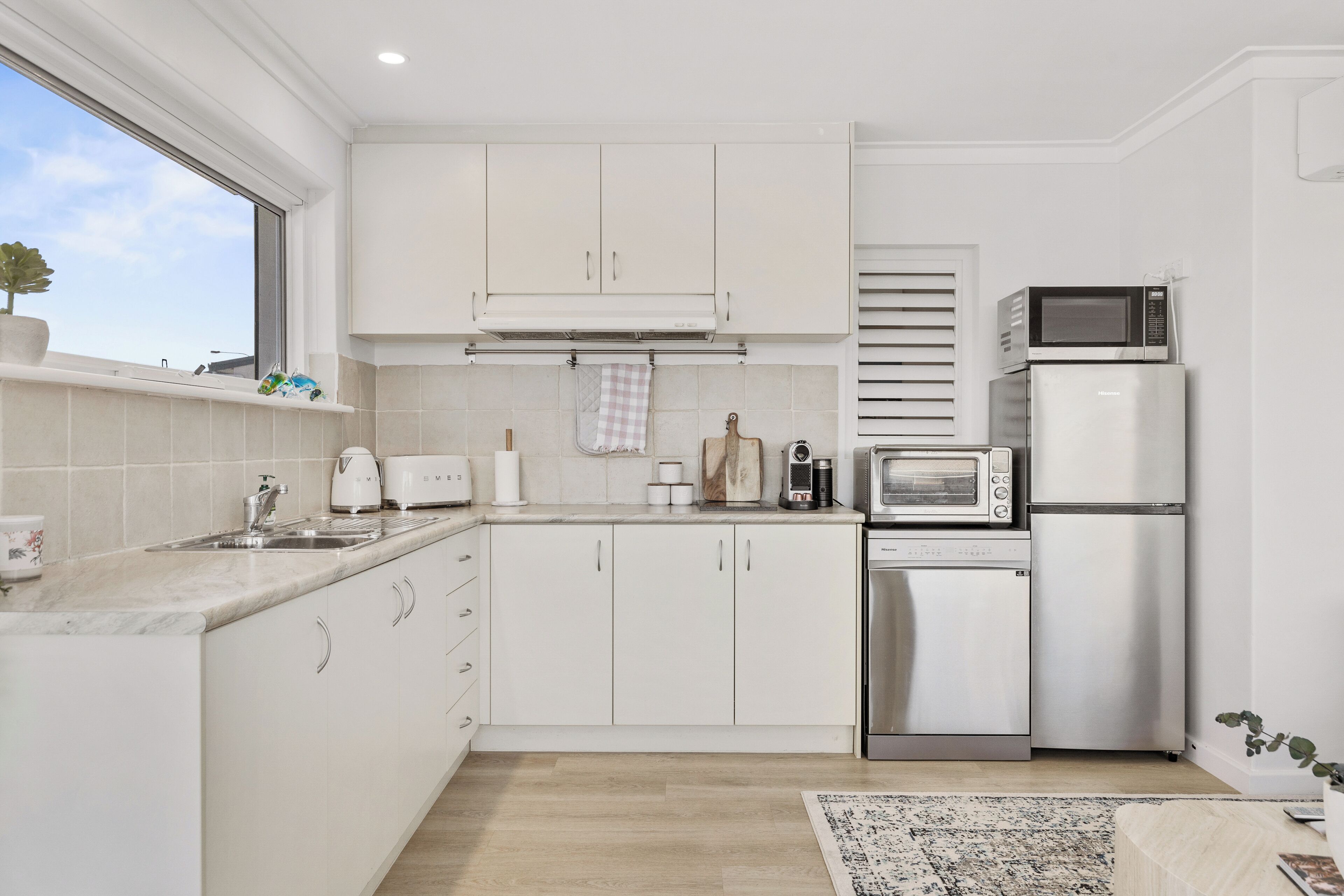 Coffee/tea maker, fridge, microwave, oven