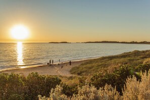 Beach - Dolphin Spotting at Seaview Retreat (Shoalwater)