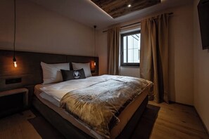 2 chambres, coffres-forts dans les chambres, lit parapluie