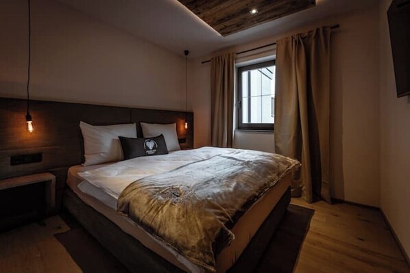 2 chambres, coffres-forts dans les chambres, lit parapluie