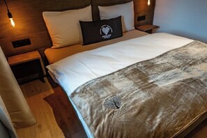 2 makuuhuonetta, tallelokero huoneessa, vauvan matkasänky